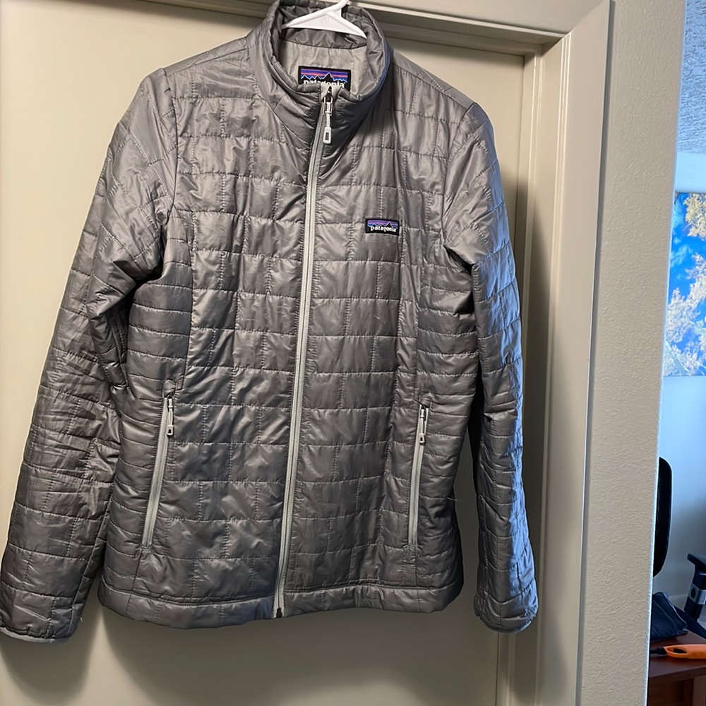 Like new Patagonia NanoPuff jacket feather grey color. Very gently used.